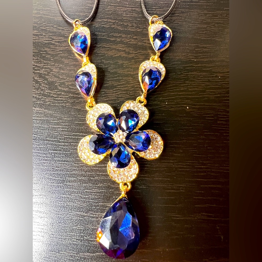 💙 NWT! Betsy Johnson Blue Rhinestone Flower Necklace